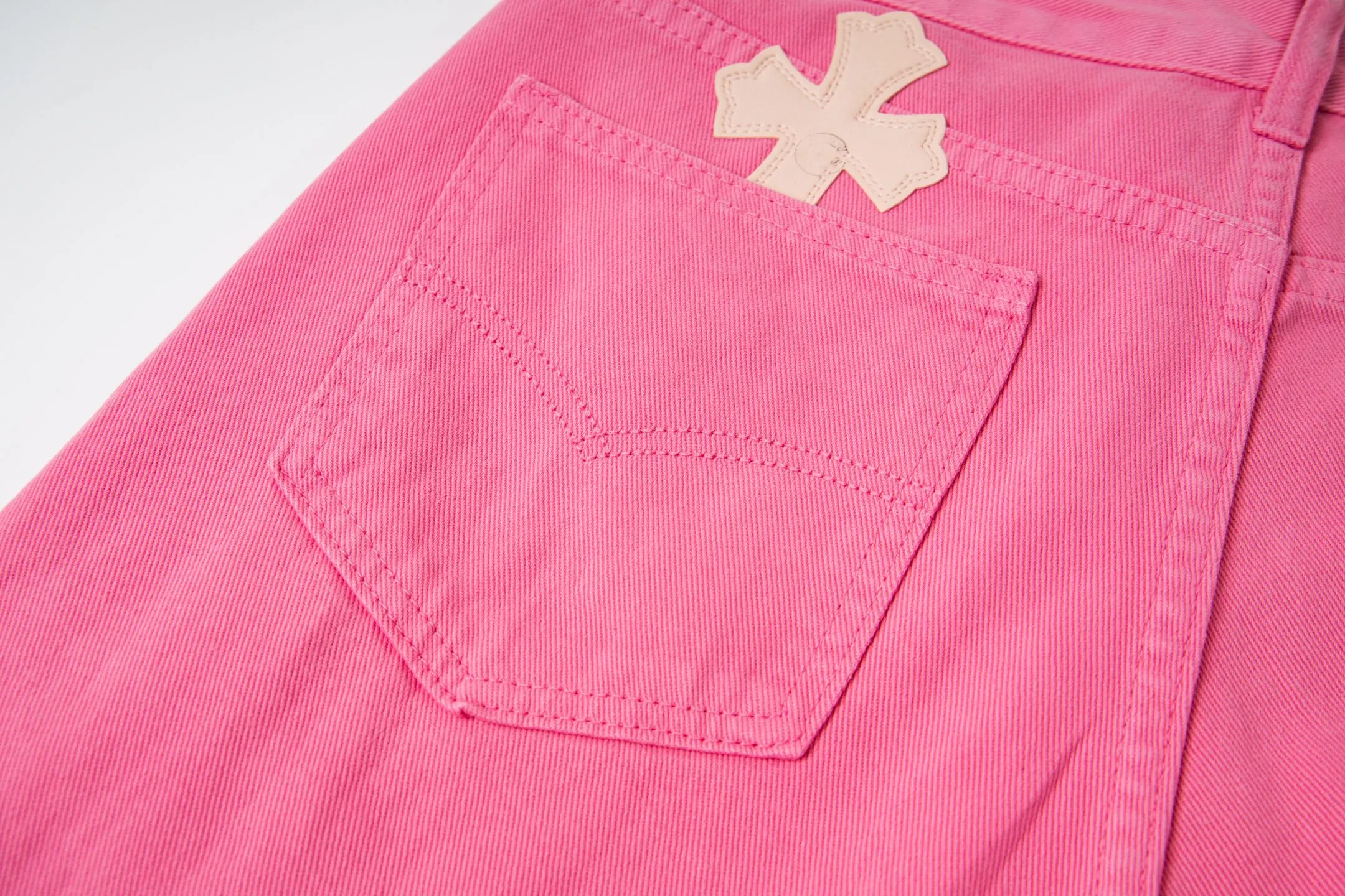 P250 CHROME HEARTS 25ss dopamine light pink cross-over leather washed jeans - Full of exploring the ultimate in fashion, Chrome Hearts' new Chrome Hearts pants not only present a unique style, the fresh ice blue color looks particularly youthful and energetic. The mid-high waist design is paired with a lazy and casual style, which not only shows long legs but also maintains a casual feel. It is a must-have fashion choice for trendy men and trendy women. Style number: 1778# Color: Dopamine powder Size: 28 30 32 34